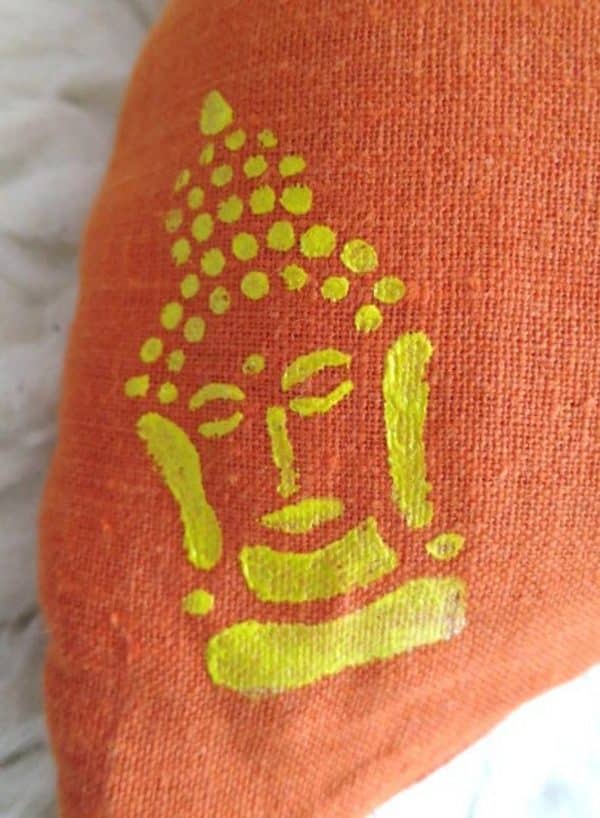 Halbmondkissen mit Buddha fürs Yoga und Meditation orange Maßgenähte Produkte