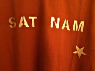 Braunes Yoga Shirt handbedruckt mit Mantra Sat Nam für Männer Maßgenähte Produkte