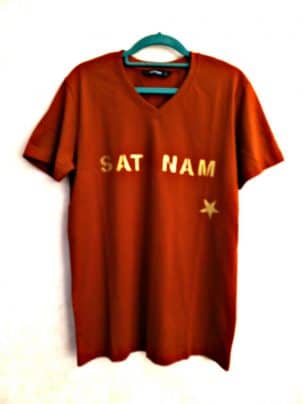 Braunes Yoga Shirt handbedruckt mit Mantra Sat Nam für Männer Maßgenähte Produkte