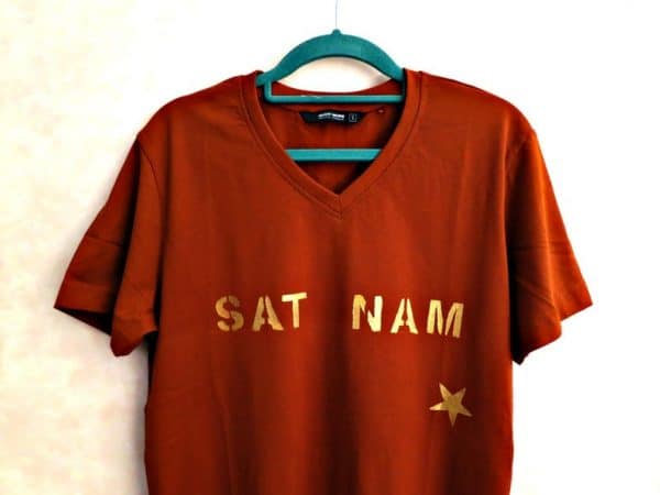 Braunes Yoga Shirt handbedruckt mit Mantra Sat Nam für Männer Hoodies